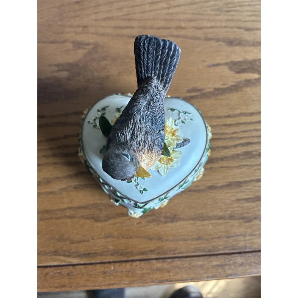 Heritage House Robin Sing A Song Music Box 